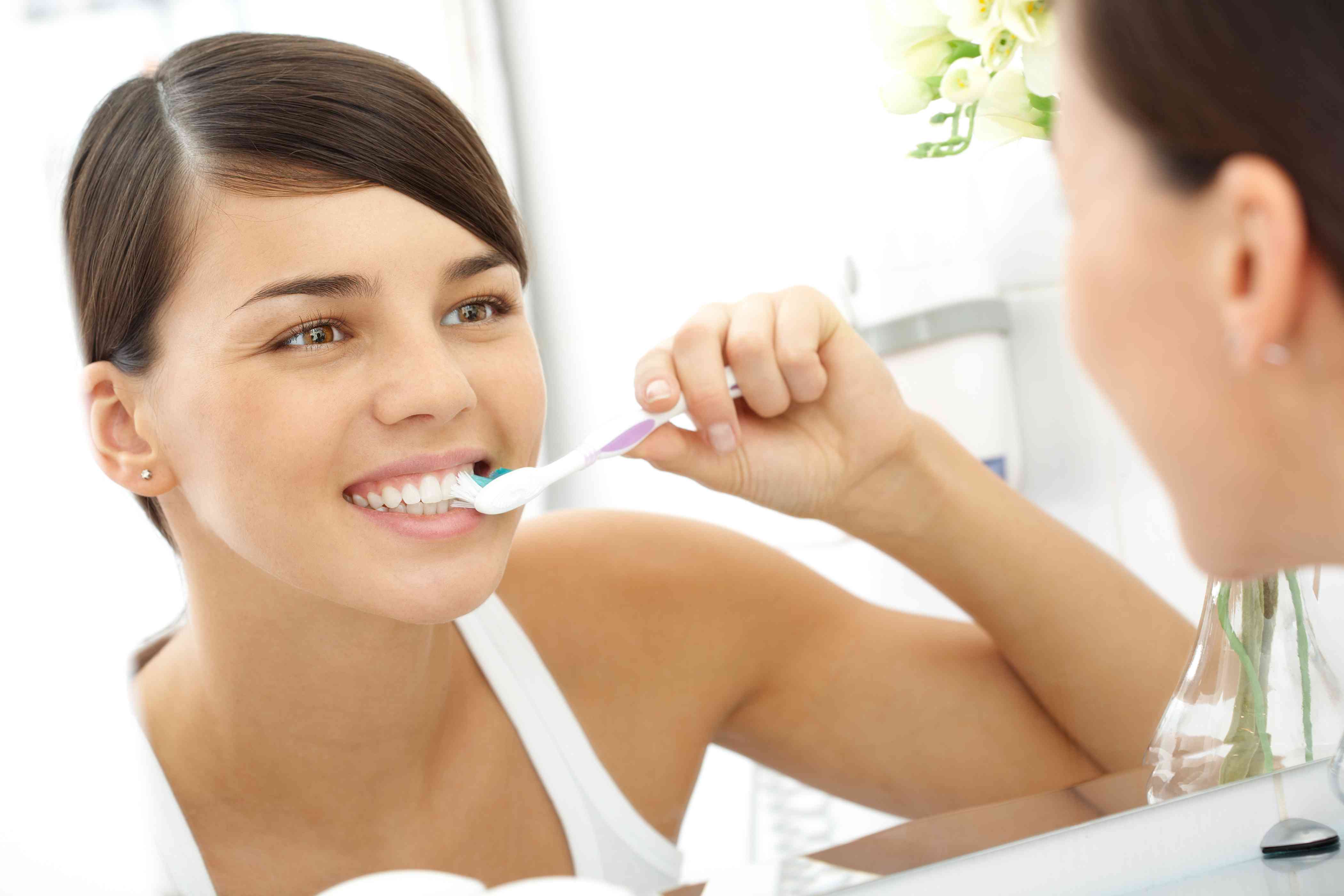 Полезно чистить зубы. Девушка чистит зубы. Чистим зубы!. Уход за полостью рта. Чистка зубов картинки.