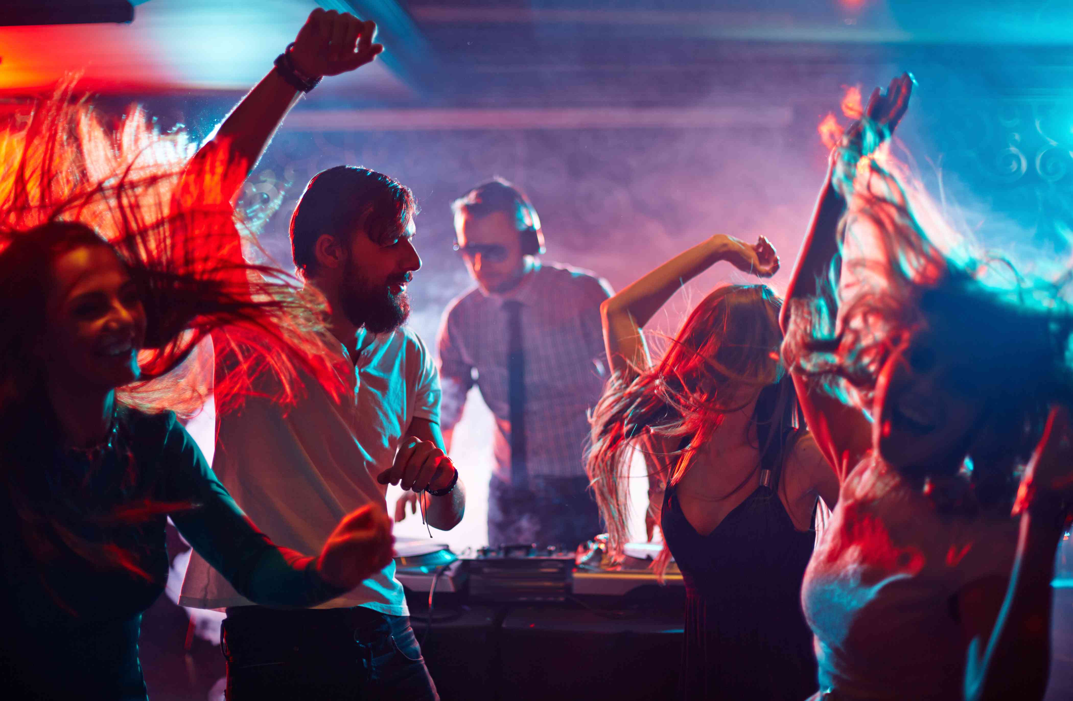 Party club dance. Танцы в клубе. Клубная вечеринка. Люди танцуют в клубе. Вечеринка в клубе.