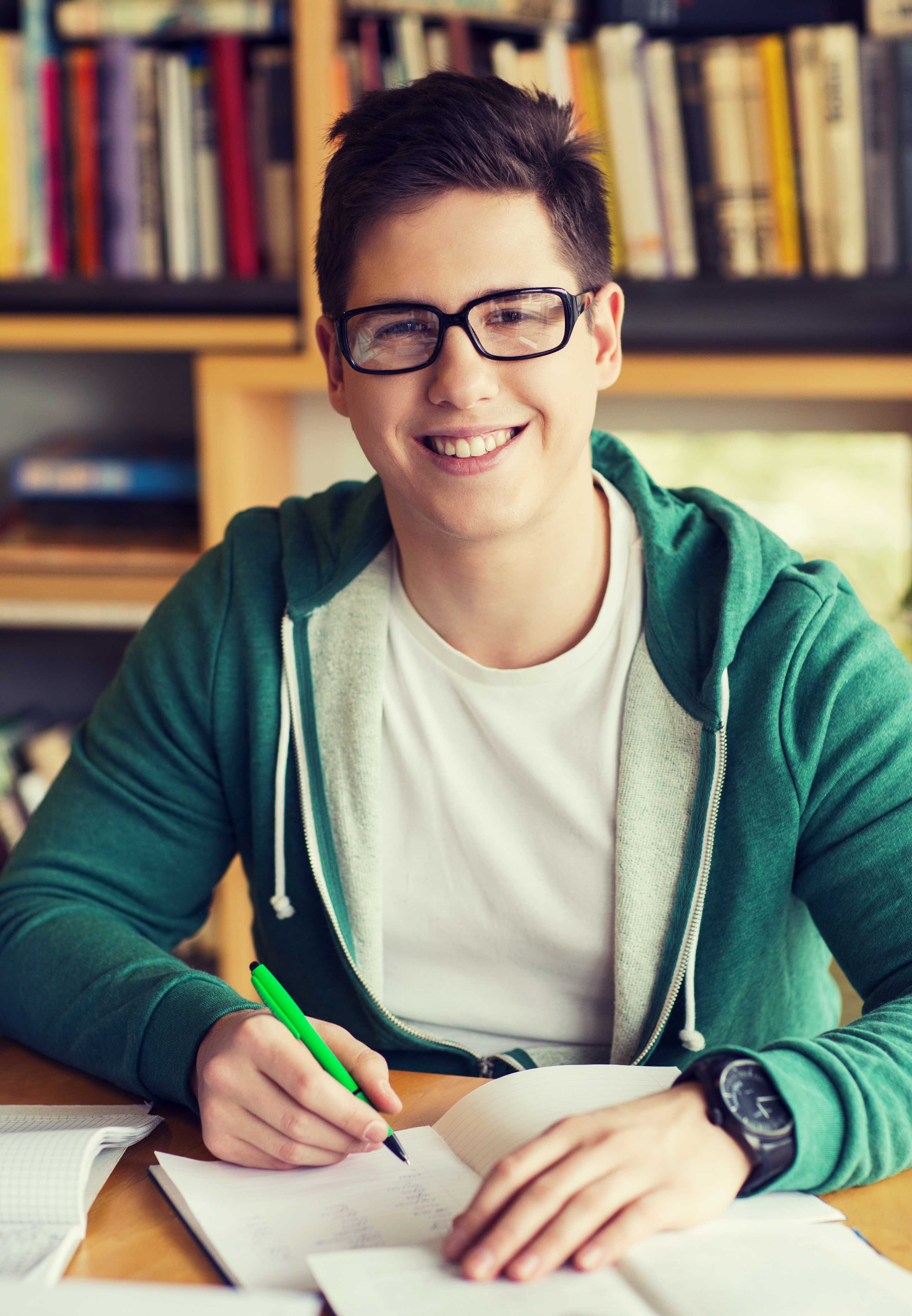 Prepare тетрадь. Счастливые студенты. Pupils in Glasses. Happy students.