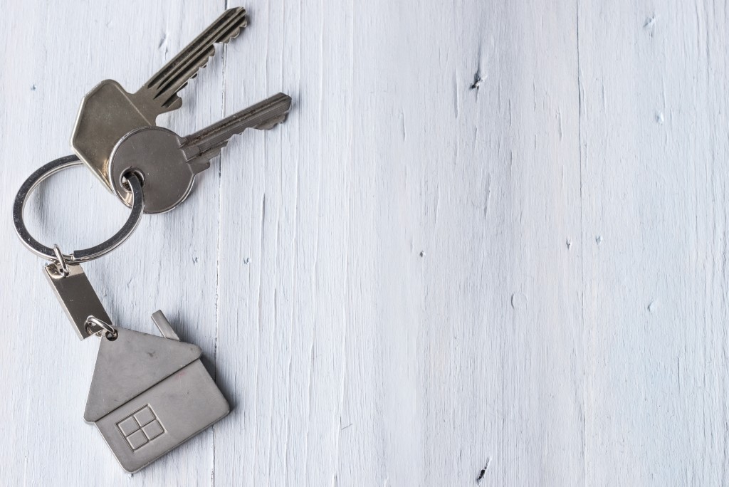 house keys with house shaped keychain
