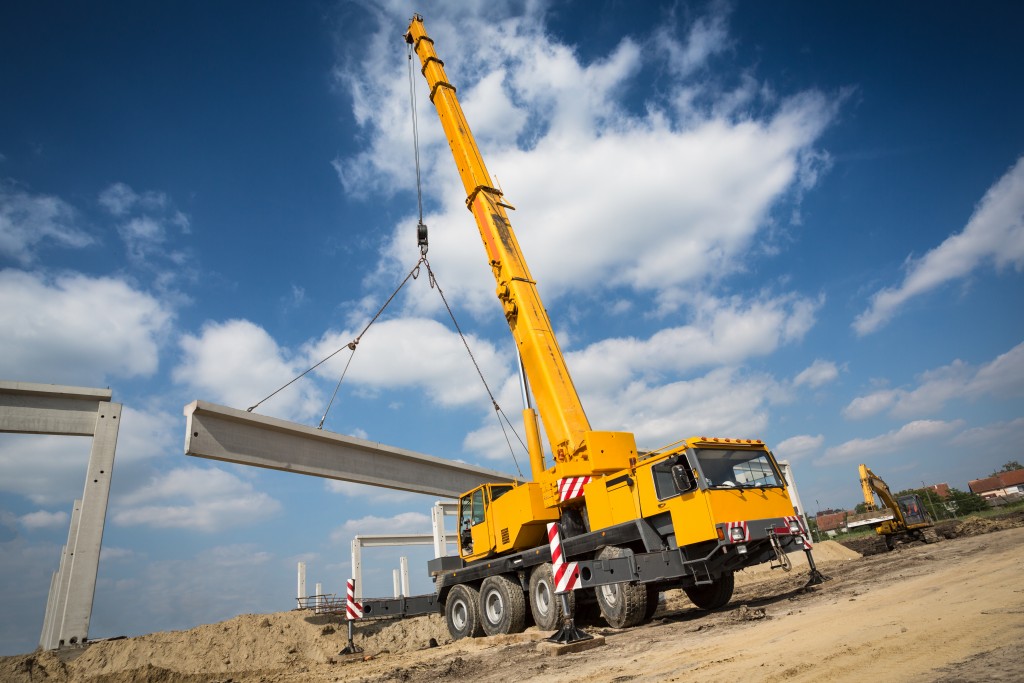 Mobile crane lifitng steel beam